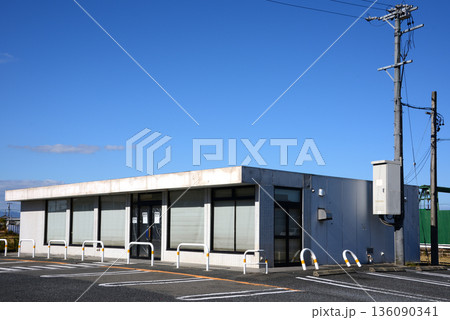 郊外の駐車場付き空き店舗物件2 郊外の駐車場付き空き店舗物件2 136090341