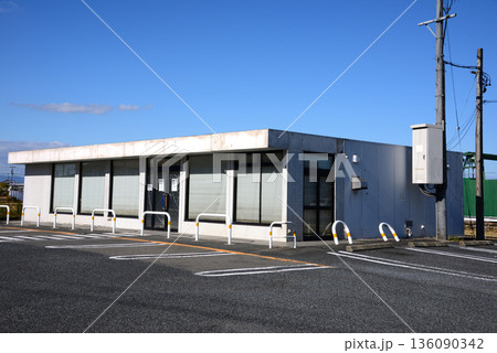 郊外の駐車場付き空き店舗物件3 136090342