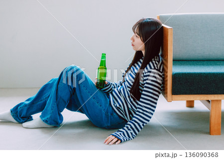 リビングでビールを飲む若い女性 リビングでビールを飲む若い女性 136090368