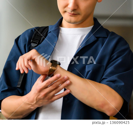 男性が時計を確認 ■撮影協力：関西国際空港（KIX） 136090425