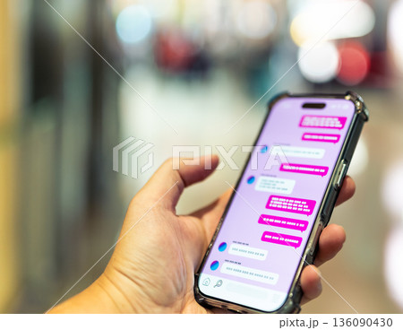 スマートフォンでチャット操作 ■撮影協力:関西国際空港(KIX) スマートフォンでチャット操作 ■撮影協力:関西国際空港(KIX) 136090430