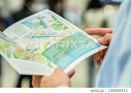 パンフレットを読む男性 ■撮影協力:関西国際空港(KIX) パンフレットを読む男性 ■撮影協力:関西国際空港(KIX) 136090431