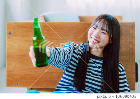 リビングでビールを飲む若い女性 リビングでビールを飲む若い女性 136090438