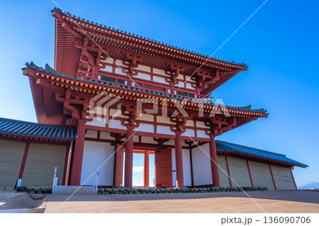 多賀城跡 多賀城南門 青空にそびえる朱塗りの外郭南門 136090706