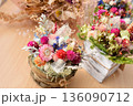 ドライフラワーのアレンジメント 136090712