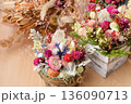 ドライフラワーのアレンジメント 136090713