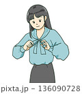 服のリボンを結ぶ女性 136090728