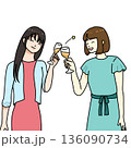 乾杯する若い女性 136090734