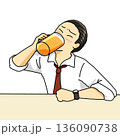 ビールを飲んで泥酔している男性 136090738