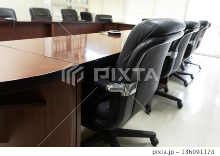 円卓と黒い革張りのイスが置かれた無人の会議室 理事会 取締役会  役員会議 136091178