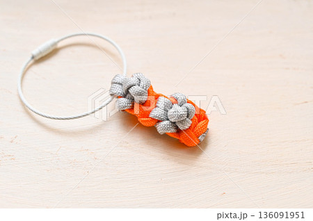 猫の肉球結びのチャーム 136091951