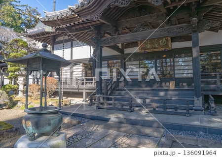 輪王寺 本堂前の香炉と彫刻が美しい向拝 136091964