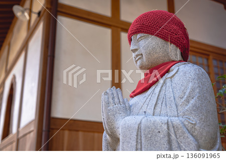 輪王寺の地蔵菩薩 赤い頭巾と合掌像 136091965