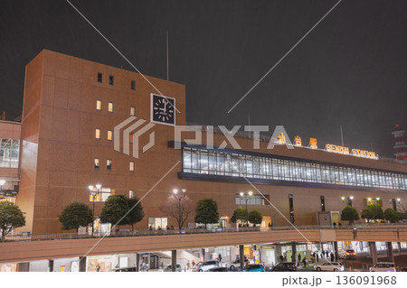 仙台駅 夜の駅舎と時計塔の風景 136091968