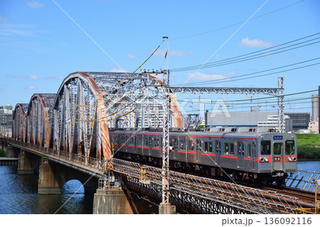 荒川橋梁を渡る京成電鉄3600型電車 136092116