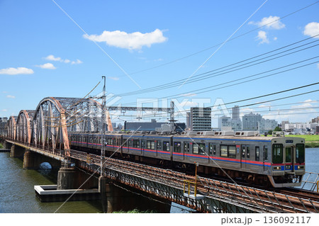 荒川橋梁を渡る京成電鉄3500型電車 荒川橋梁を渡る京成電鉄3500型電車 136092117