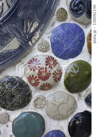 沖縄の伝統的な陶器タイル壁とシーサーの装飾 136092140