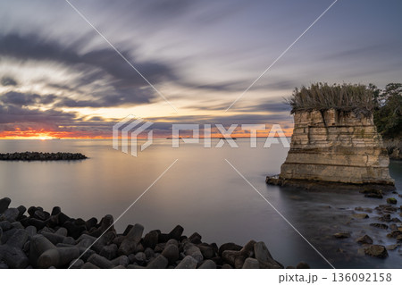 七ヶ浜町 松ケ浜・須賀ノ浜の朝焼けと奇岩海景 136092158
