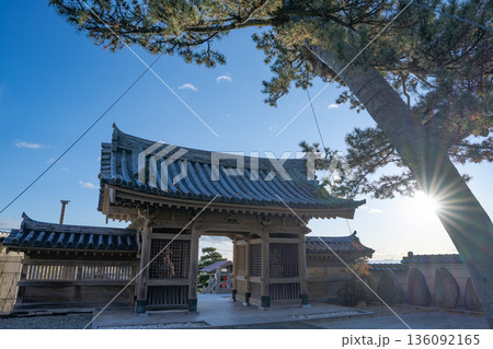 七ヶ浜町 養松院の山門と松越しに差す朝日 七ヶ浜町 養松院の山門と松越しに差す朝日 136092165