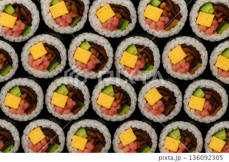 節分の縁起物！彩り豊かな恵方巻の断面 136092305