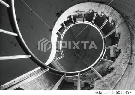 円形構造を見上げた螺旋階段のモノクロ表現 円形構造を見上げた螺旋階段のモノクロ表現 136092457