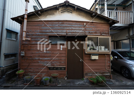 昔ながらの木造住宅、昭和のボロボロの一軒家、木造の小さな平屋 136092514