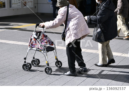 日本の横浜都市景観二重マスク…高齢化社会　歩行器の高齢女性（マ姿）や二重マの高齢女性も＝横浜市鶴見区 136092537