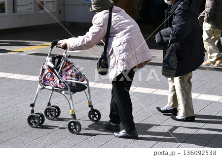 日本の横浜都市景観二重マスク…高齢化社会　歩行器の高齢女性（マ姿）や二重マの高齢女性も＝横浜市鶴見区 136092538
