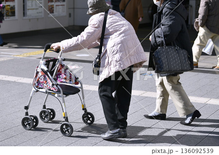 日本の横浜都市景観二重マスク…高齢化社会　歩行器の高齢女性（マ姿）や二重マの高齢女性も＝横浜市鶴見区 136092539