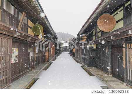 飛騨高山　雪　古い町並み 136092558