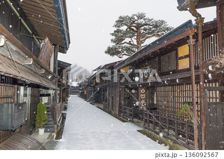 飛騨高山　雪　古い町並み 136092567