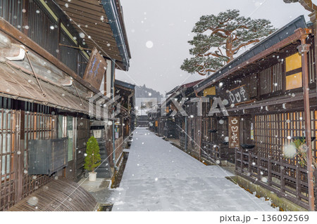 飛騨高山 雪 古い町並み 飛騨高山 雪 古い町並み 136092569