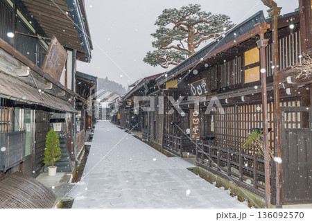 飛騨高山　雪　古い町並み 136092570