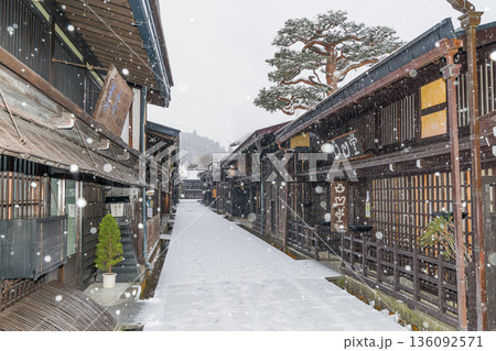 飛騨高山　雪　古い町並み 136092571