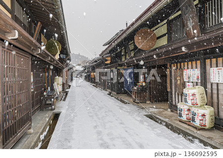 飛騨高山 雪 古い町並み 飛騨高山 雪 古い町並み 136092595