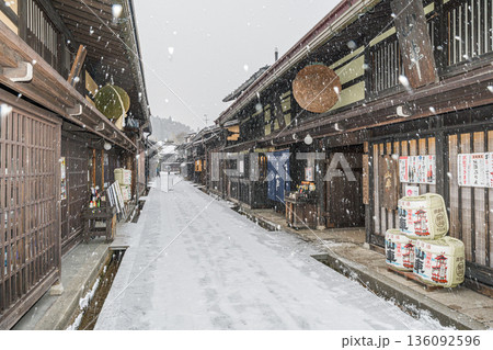 飛騨高山　雪　古い町並み 136092596