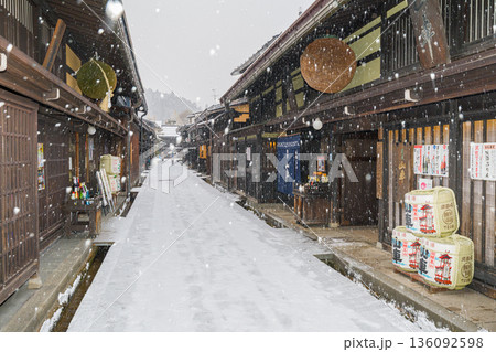 飛騨高山　雪　古い町並み 136092598