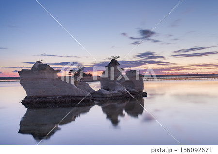 松川浦に浮かぶ文字島と沖賀島の静かな朝焼け 136092671