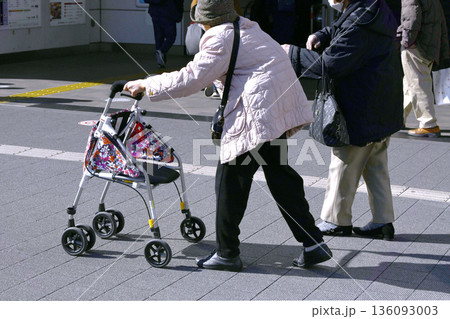 日本の横浜都市景観マスク…高齢化社会 歩行器のマ姿高齢女性や(二重マの高齢女性も)=横浜市鶴見区 日本の横浜都市景観マスク…高齢化社会 歩行器のマ姿高齢女性や(二重マの高齢女性も)=横浜市鶴見区 136093003