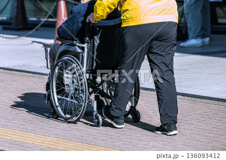 日本の横浜都市景観マスク姿…高齢化社会　マスク姿で車椅子の姿高齢女性…。右の押している方もマ姿… 136093412