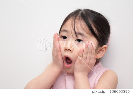 4歳女の子の上半身 (白バック 無背景) 4歳女の子の上半身 (白バック 無背景) 136093590