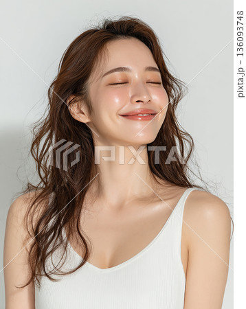 幸せそうな表情の若い女性　朝の目覚めとライフスタイル 136093748