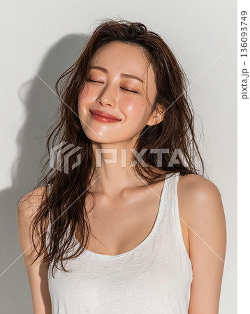 リラックスした笑顔の女性モデル　美容とインナーウェア　白バック 136093749