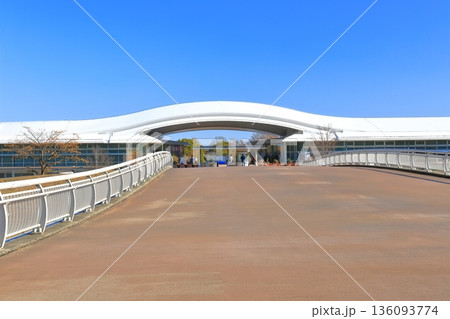 【佐賀県】快晴下の吉野ヶ里歴史公園(歴史公園センター) 【佐賀県】快晴下の吉野ヶ里歴史公園(歴史公園センター) 136093774