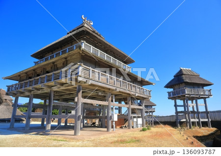 【佐賀県】快晴下の吉野ヶ里歴史公園(北内郭) 【佐賀県】快晴下の吉野ヶ里歴史公園(北内郭) 136093787