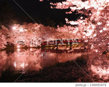 弘前城 春陽橋の夜桜ライトアップ|幻想的な桜の名所 弘前城 春陽橋の夜桜ライトアップ|幻想的な桜の名所 136093878