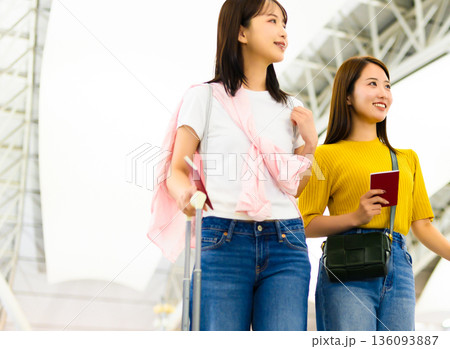 空港で旅行準備する女性二人 _■撮影協力：関西国際空港（KIX） 136093887