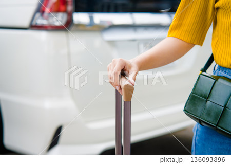 女性とスーツケースの持ち手 ■撮影協力:関西国際空港(KIX) 女性とスーツケースの持ち手 ■撮影協力:関西国際空港(KIX) 136093896