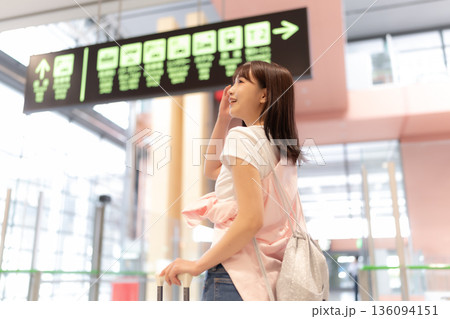 空港で案内表示を確認する女性 ■撮影協力:関西国際空港(KIX) 空港で案内表示を確認する女性 ■撮影協力:関西国際空港(KIX) 136094151