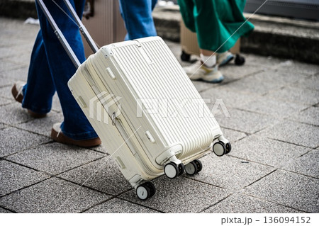 キャリーケースを引く人々 ■撮影協力：関西国際空港（KIX） 136094152